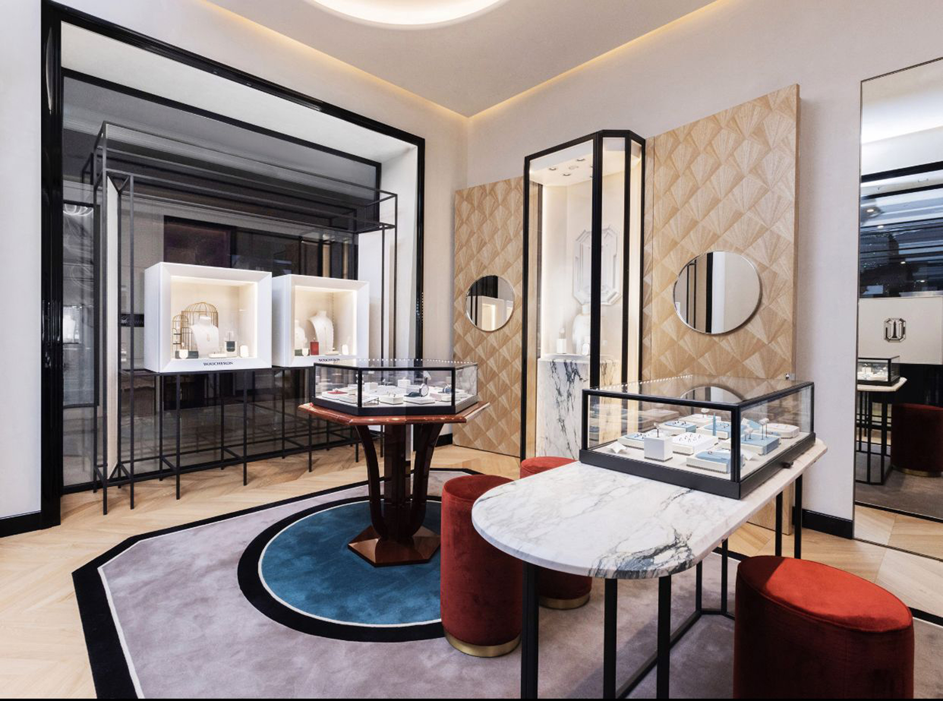 L'espace de vente de la boutique Boucheron de Taichung composé de comptoirs et vitrines
