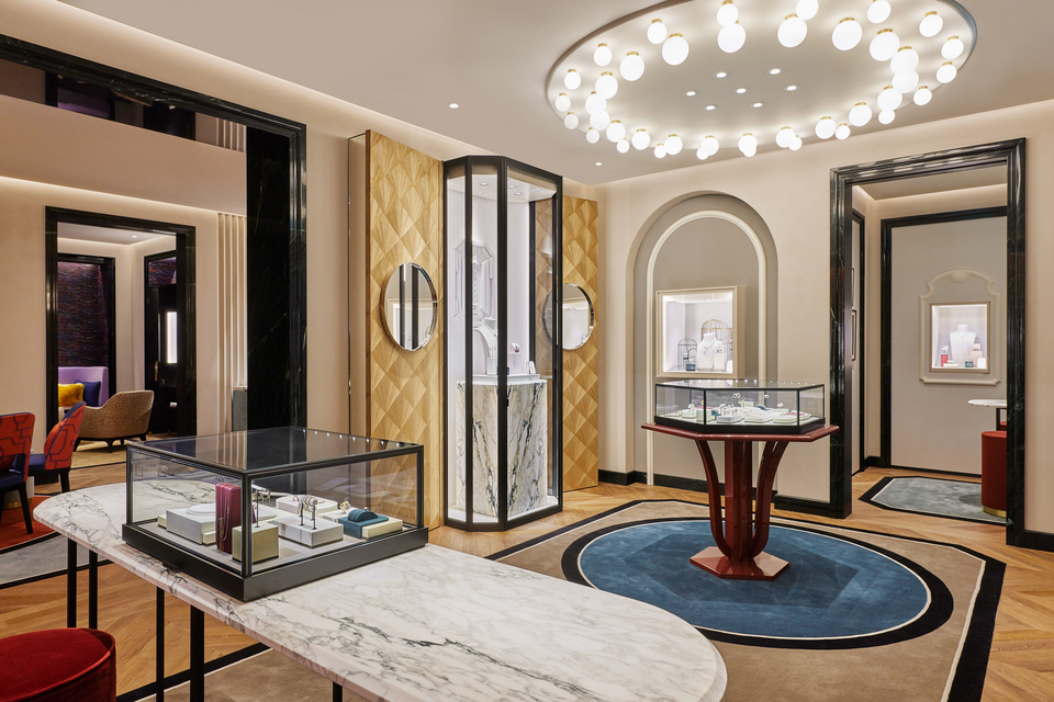 L'intérieur de la boutique Boucheron de Séoul éclairée par un large luminaire composé de plusieurs ampoules.