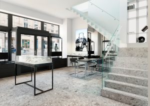 L'intérieur de la boutique d'horlogerie masculine de luxe Bell&Ross à Paris composé de marbre et déléments de mobilier noir.