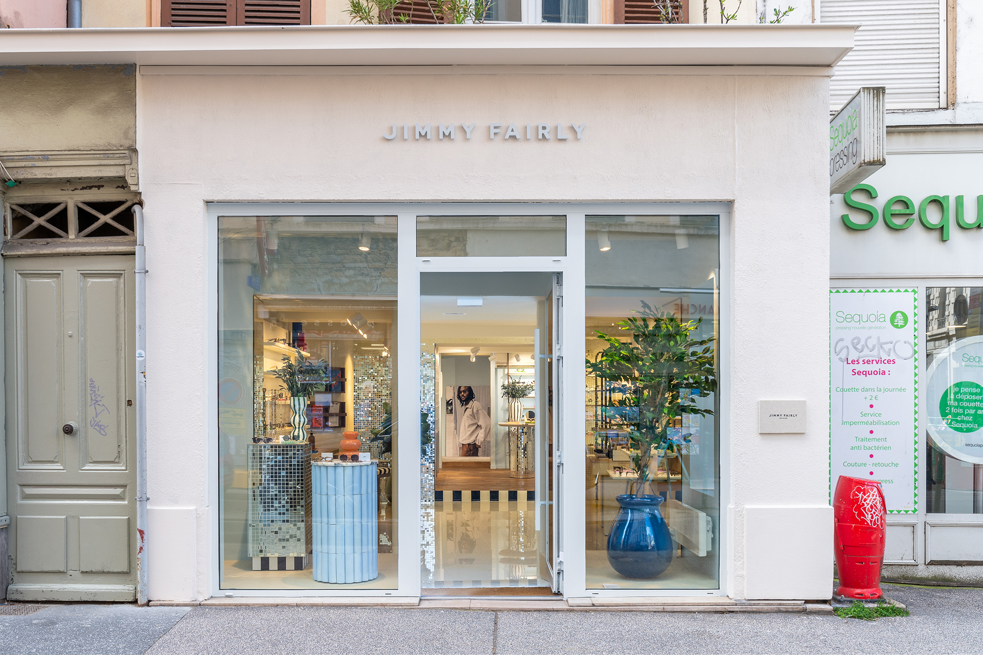 Façade vitrée de la boutique avec l'enseigne Jimmy Fairly dans la rue Croix rousse à Lyon.