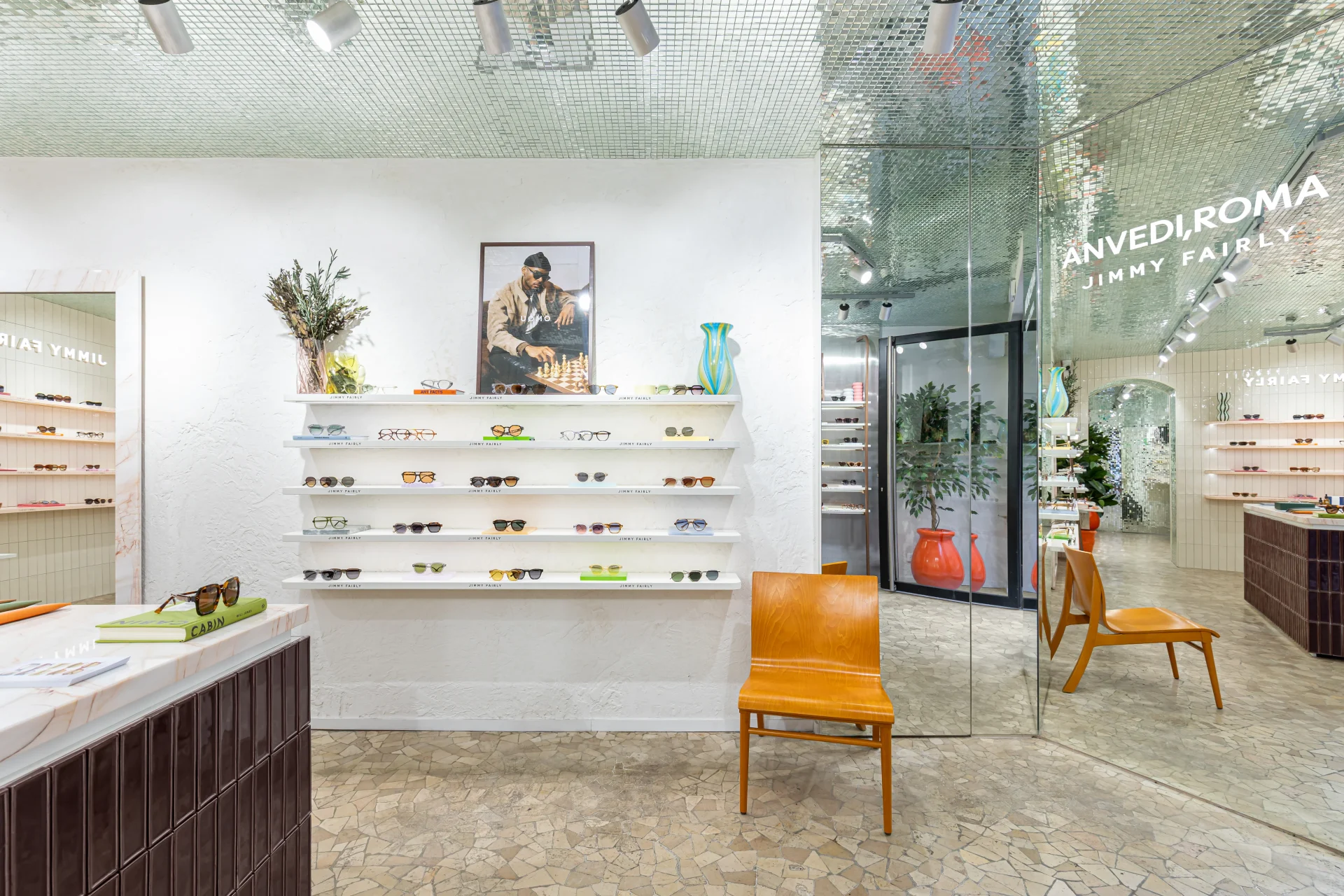 Le plafond en carreaux miroir sublime la décoration de la boutique Jimmy Fairly Trastevere à Rome.