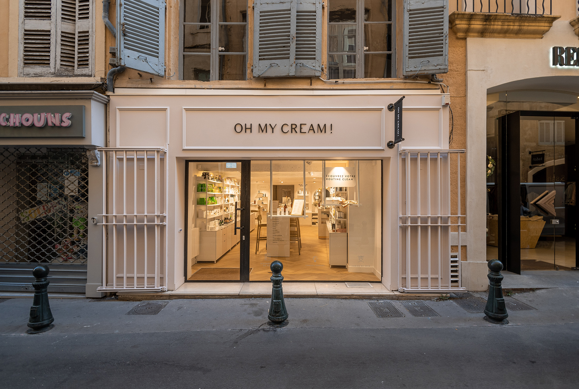 Façade avec l'enseigne " OH MY CREAM ! ", La porte vitrée et la vitrine montrant l'intérieur de la boutique à Aix-en-Provence.