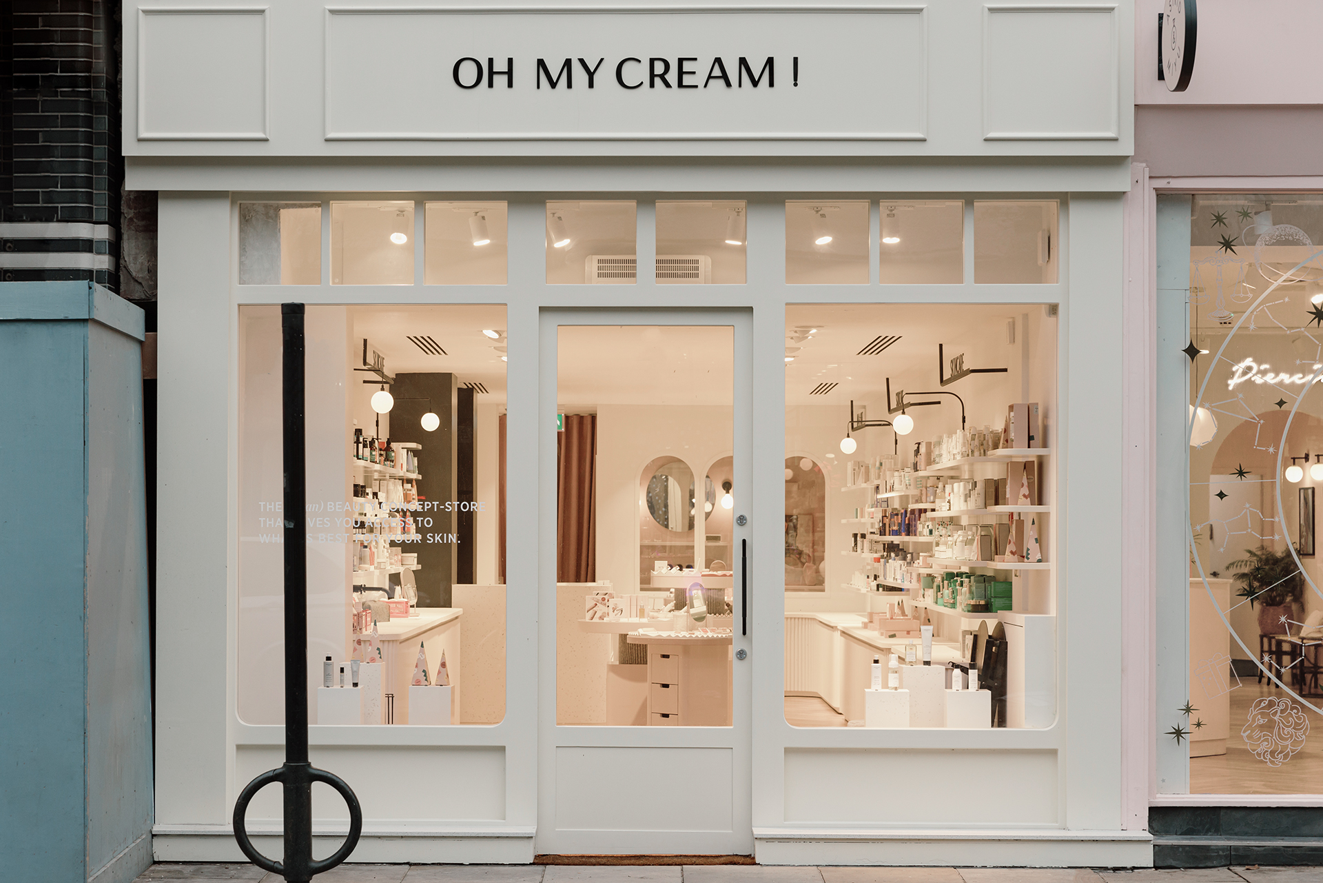 Façade avec vitrines exposant des soins de beauté dans la boutique OH MY CREAM.