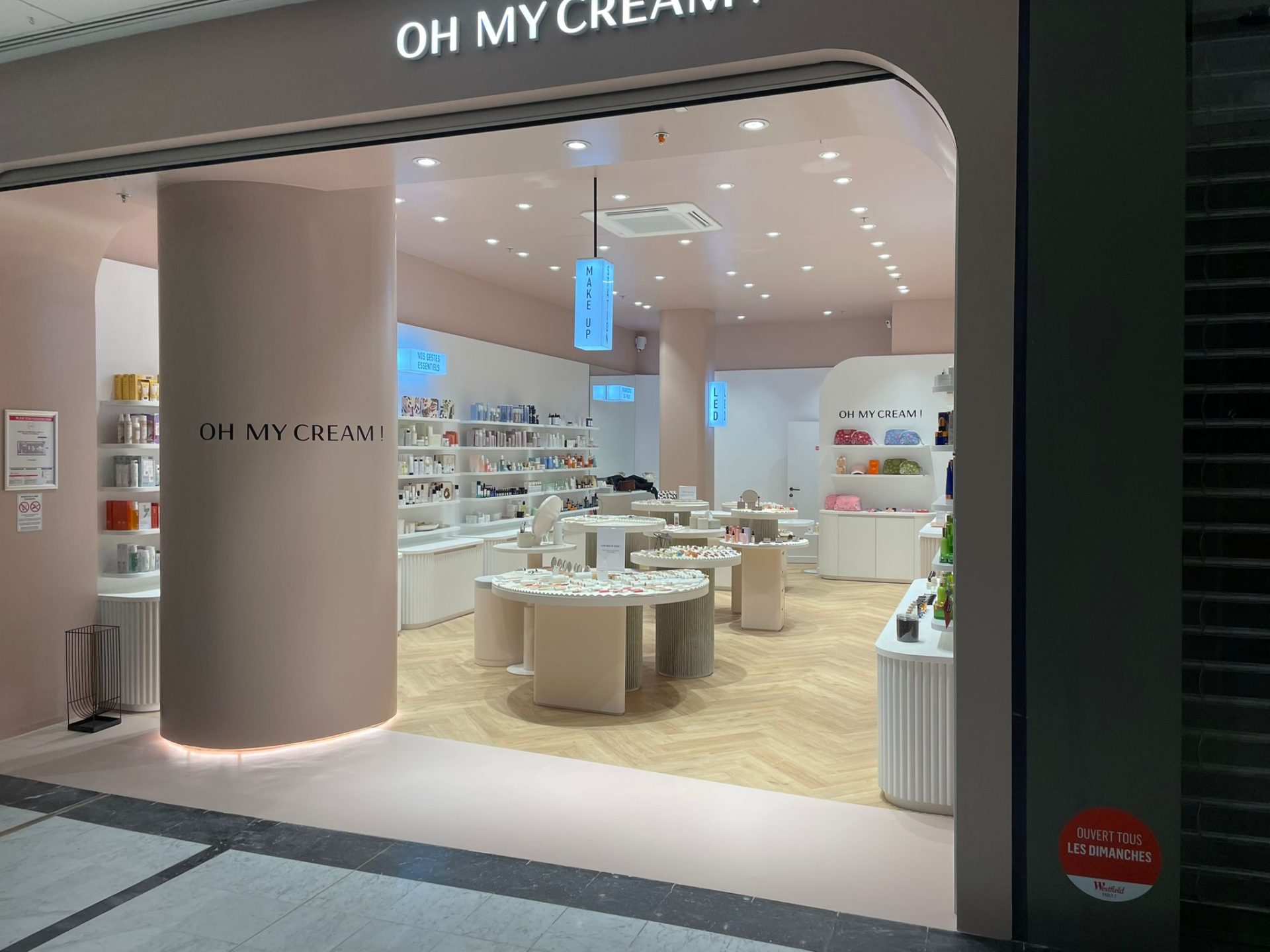 La facade de la boutique Oh My cream avec une vitrine aux coins arrondis et une enseigne lumineuse.