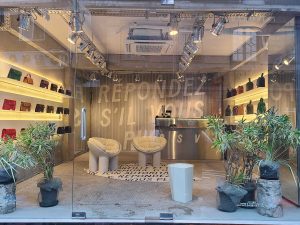 La vitrine de la boutique RSVP de Yongsan laissant entrevoir l'intérieur et les sacs colorés de la marque.