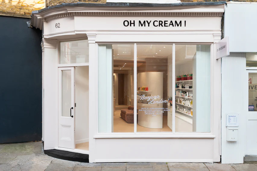 Façade blanche avec grandes vitrines et enseigne OH MY CREAM ! dans la boutique OH MY CREAM de Londres.