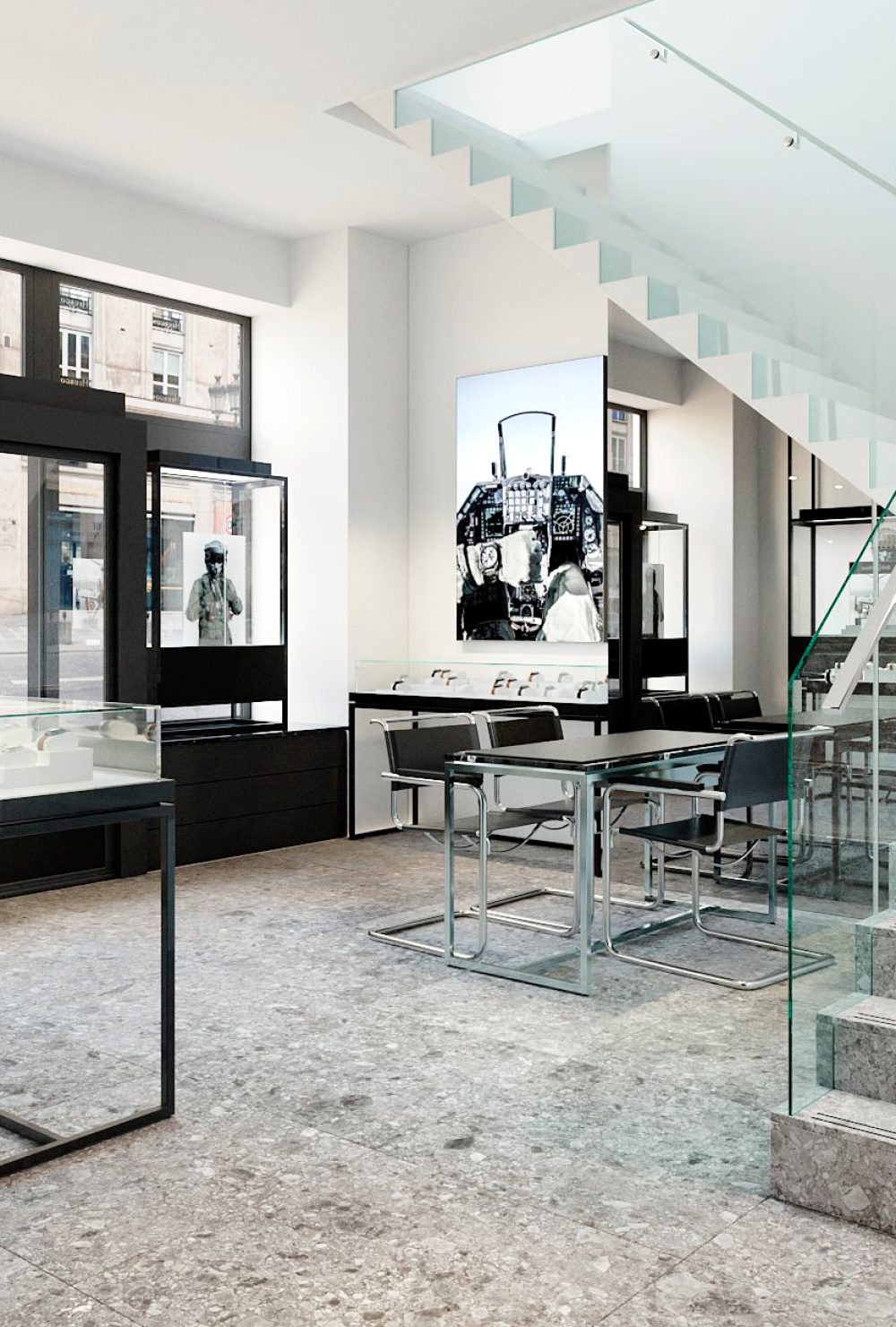L'intérieur de la boutique d'horlogerie masculine de luxe Bell&Ross à Paris composé de marbre et déléments de mobilier noir.