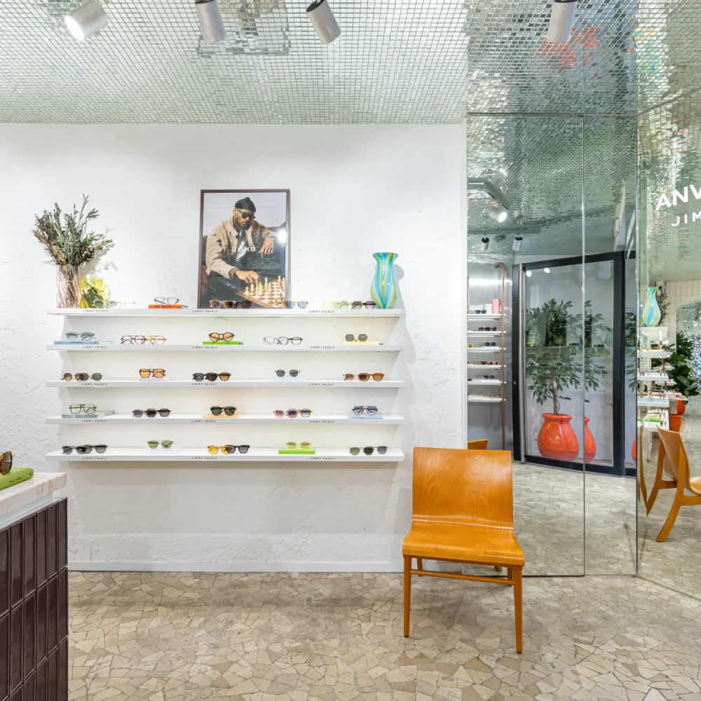 Le plafond en carreaux miroir sublime la décoration de la boutique Jimmy Fairly Trastevere à Rome.