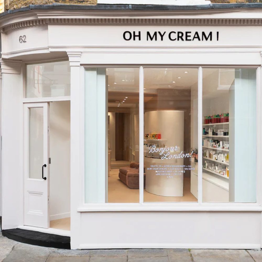 Façade blanche avec grandes vitrines et enseigne OH MY CREAM ! dans la boutique OH MY CREAM de Londres.