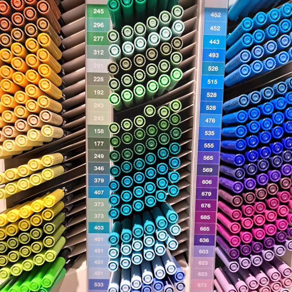 Rayonnage avec des marqueurs colorés Rougier&Plé alignés et numérotés, dans la boutique Rougier&Plé de Angers.