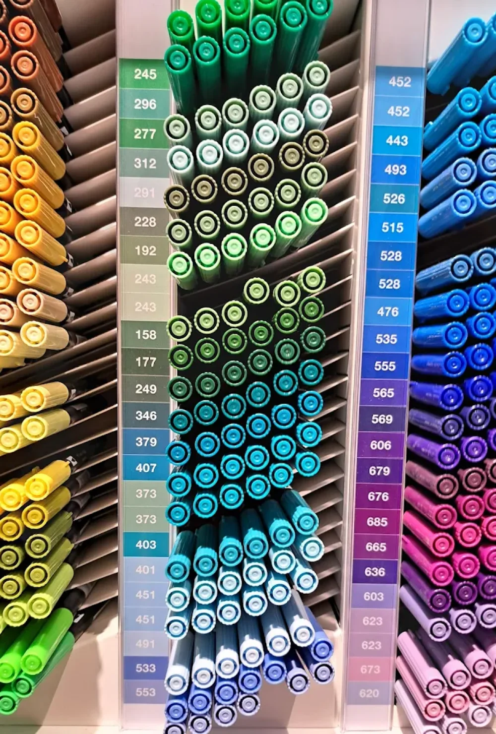 Rayonnage avec des marqueurs colorés Rougier&Plé alignés et numérotés, dans la boutique Rougier&Plé de Angers.