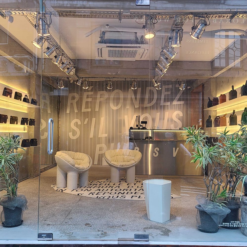 La vitrine de la boutique RSVP de Yongsan laissant entrevoir l'intérieur et les sacs colorés de la marque.