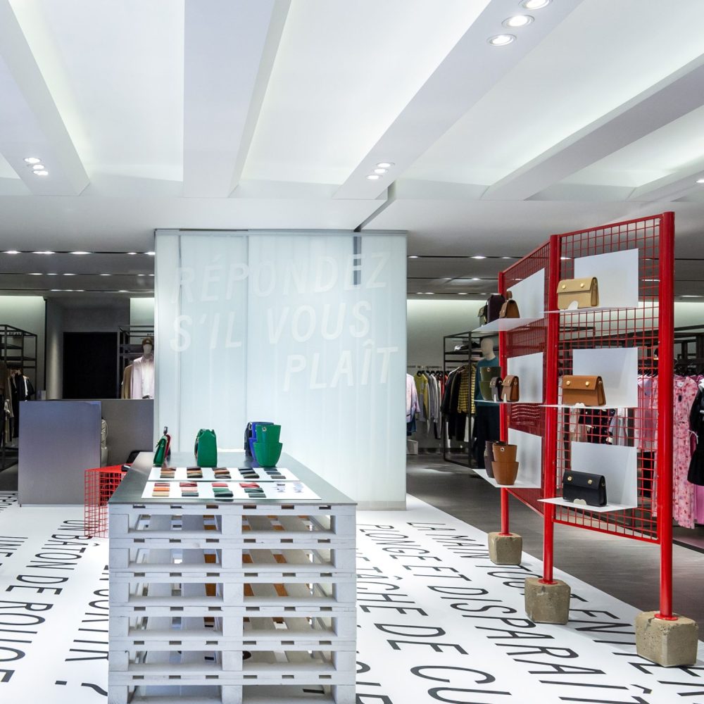Le comptoir central au plateau en métal brossé du corner de la boutique RSVP à Séoul.