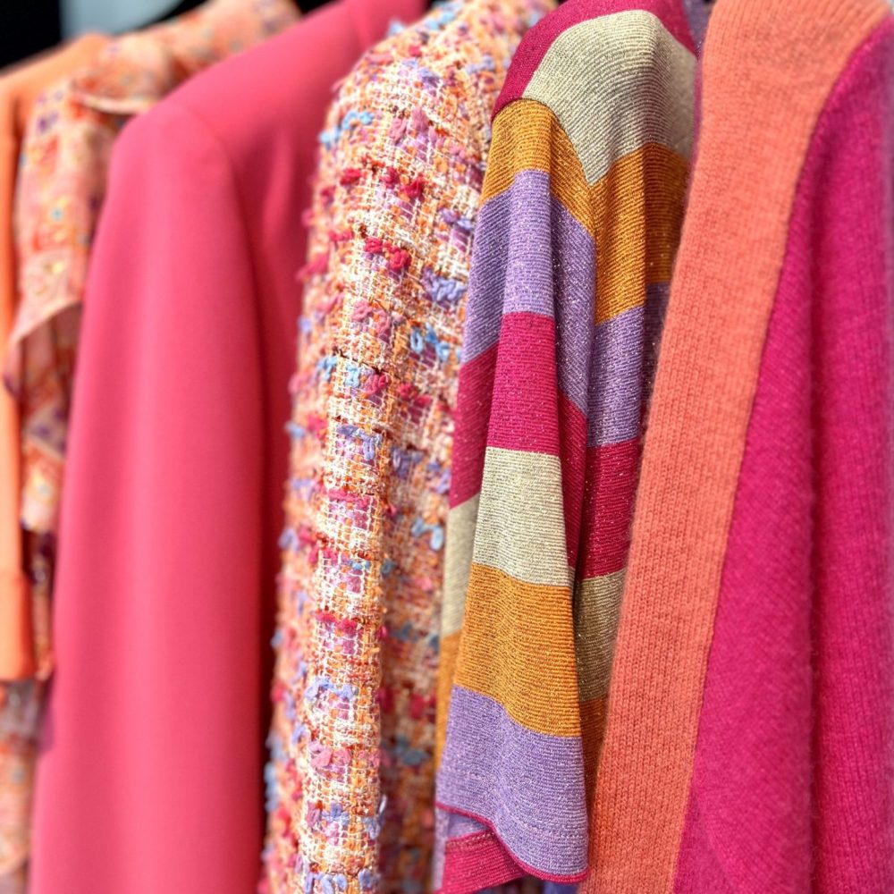 Les pulls colorés sur un portant de la marque de prêt à porter Weills.