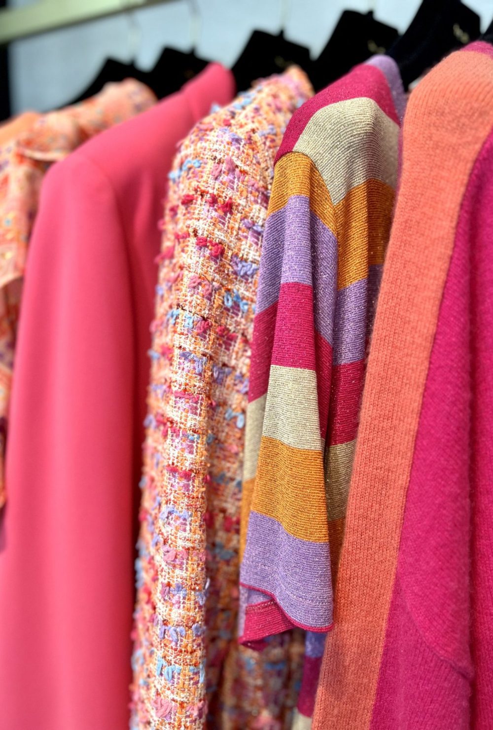 Les pulls colorés sur un portant de la marque de prêt à porter Weills.