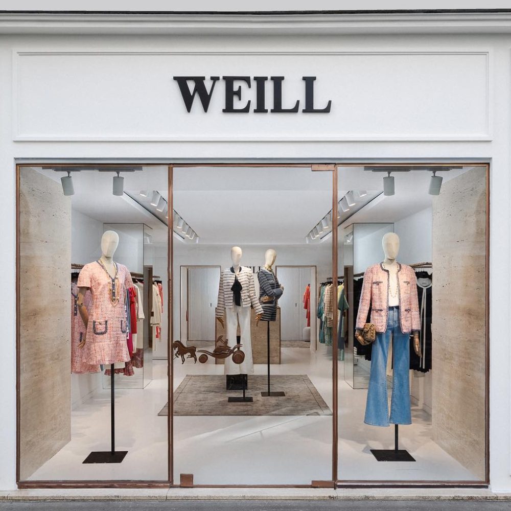 La façade épurée de la boutique WEILL à passy avec son enseigne en lettres découpées.