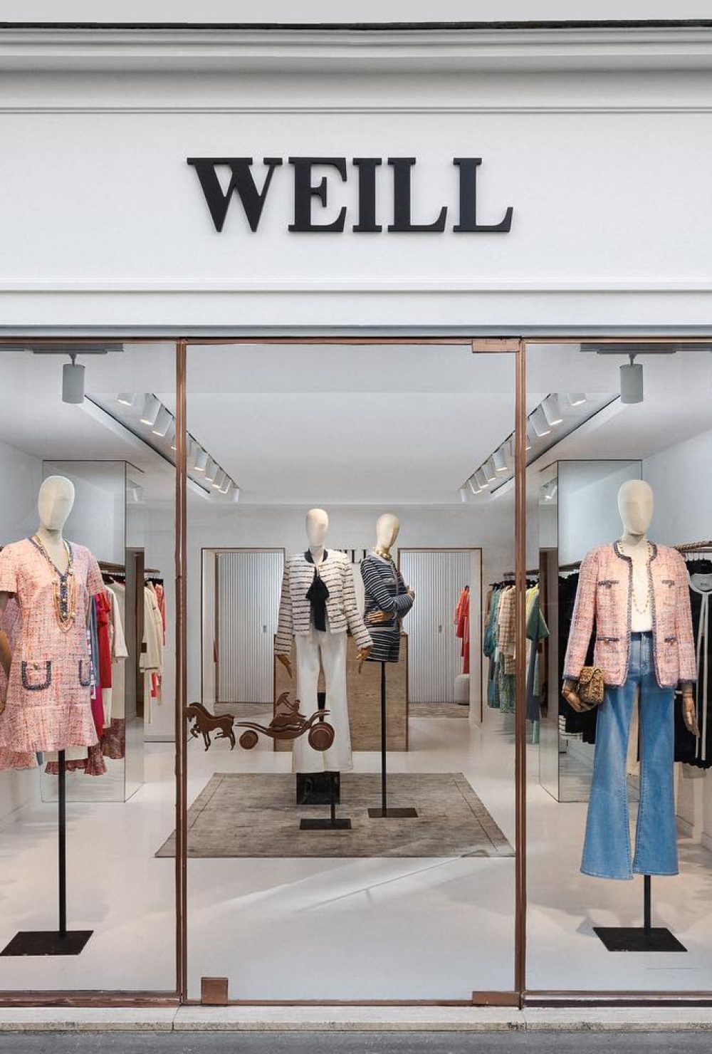 La façade épurée de la boutique WEILL à passy avec son enseigne en lettres découpées.