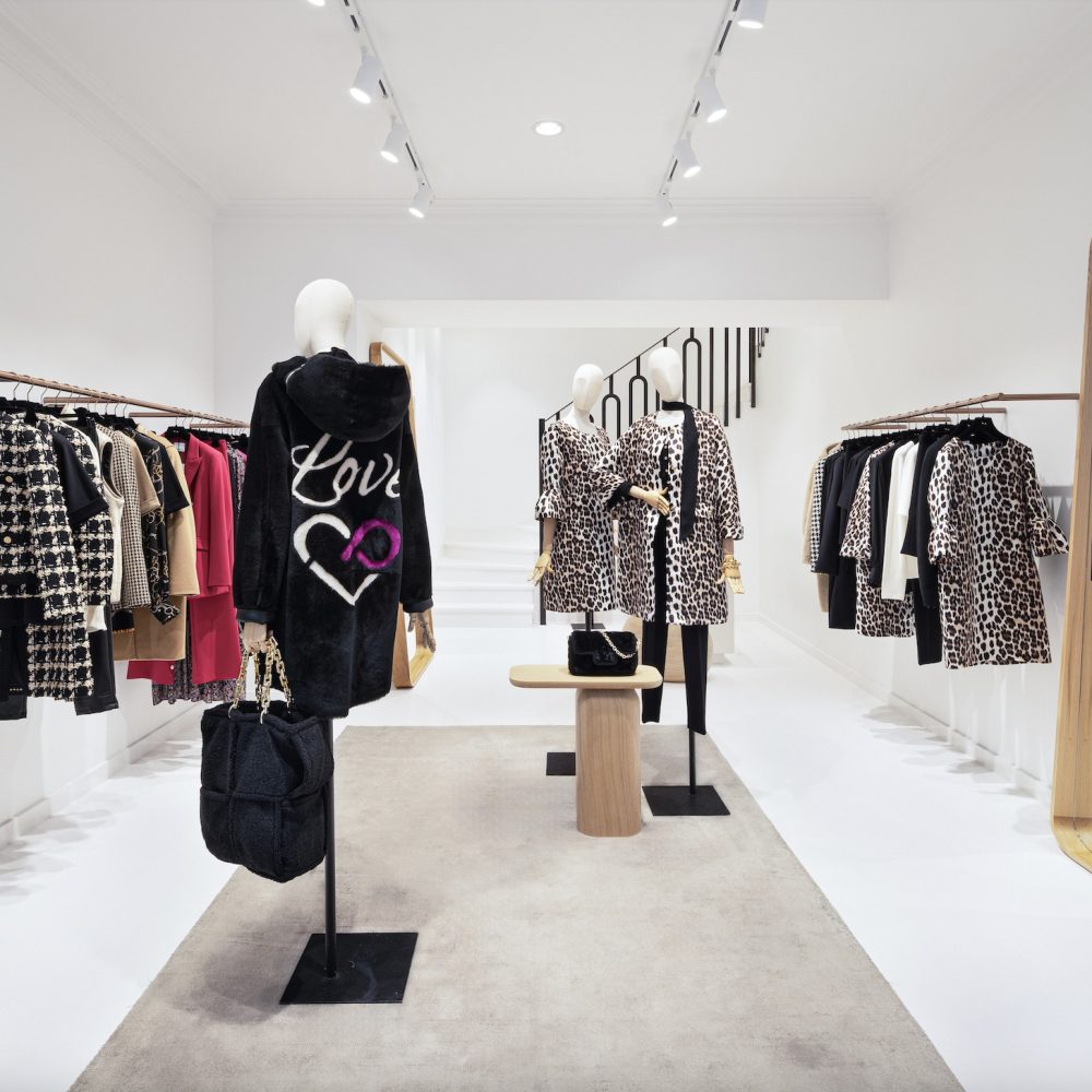 L'intérieur de la boutique Weill à Paris composé de mannequin et de portants muraux en bois.