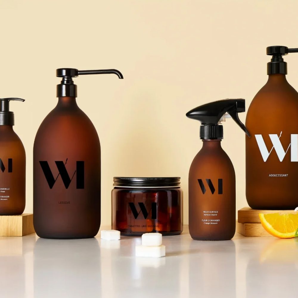 Les produits de soin de la marque what Matters posés sur un comptoir.